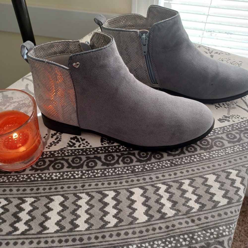 Girls Gray zip up ankle Boots size 5